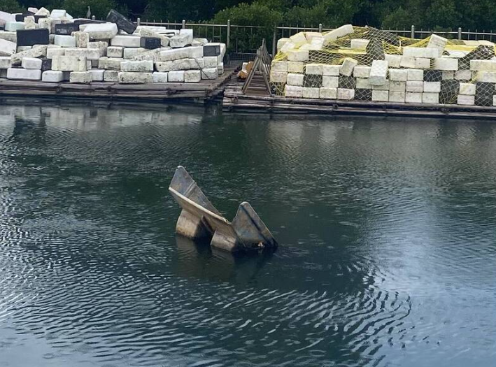 漁民觀光雙重受影響！臺南健康路運河舢筏沉船2個月無法移除 市議員李啟維促市府立即行動