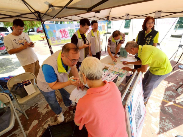 臺南白河地政參與巡迴醫療服務 一站式推廣地政服務與防詐利器