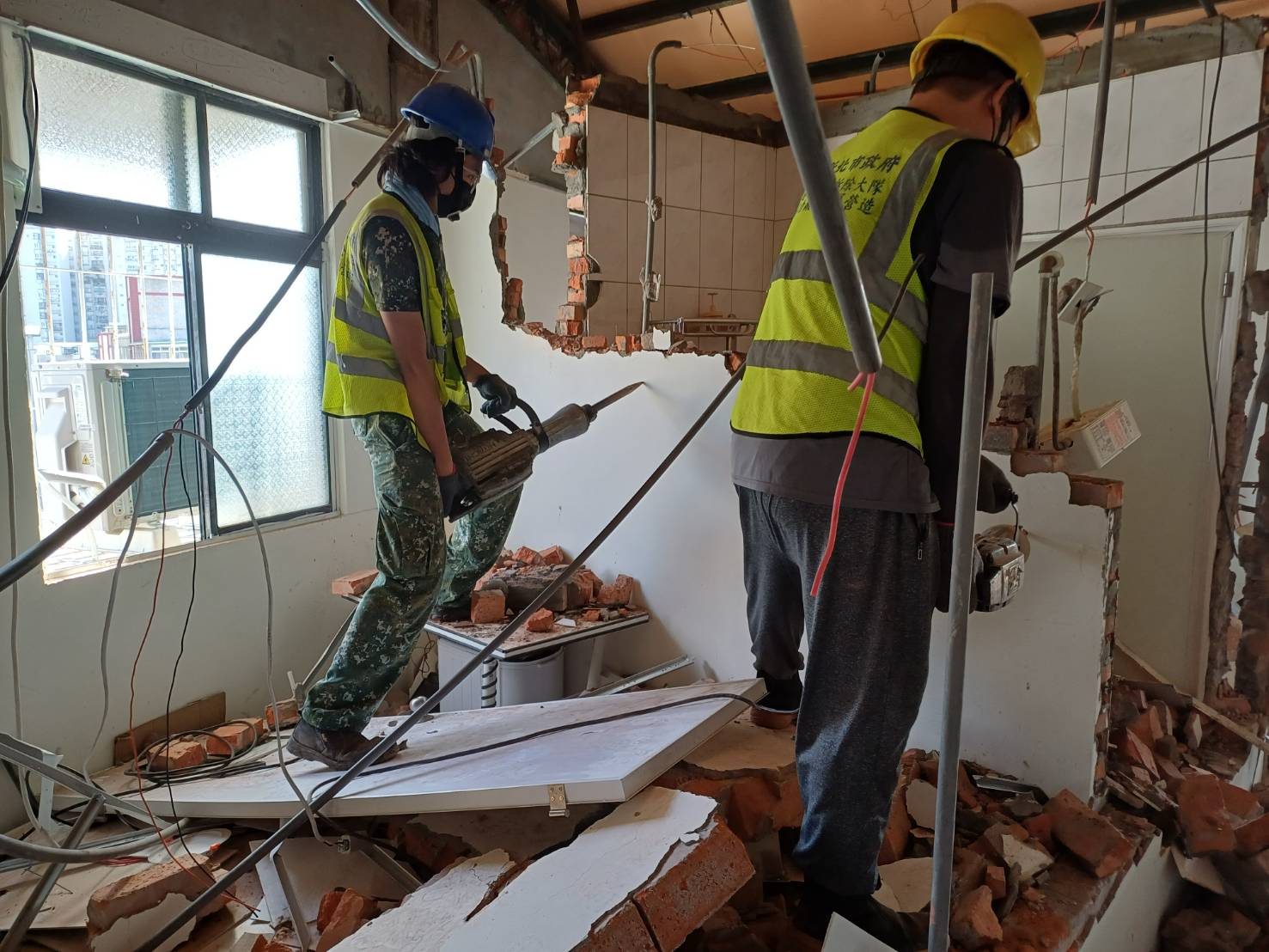 新北市府強勢執法！頂加違建出租套房逾300件遭強制拆除　全面守住公共安全底線