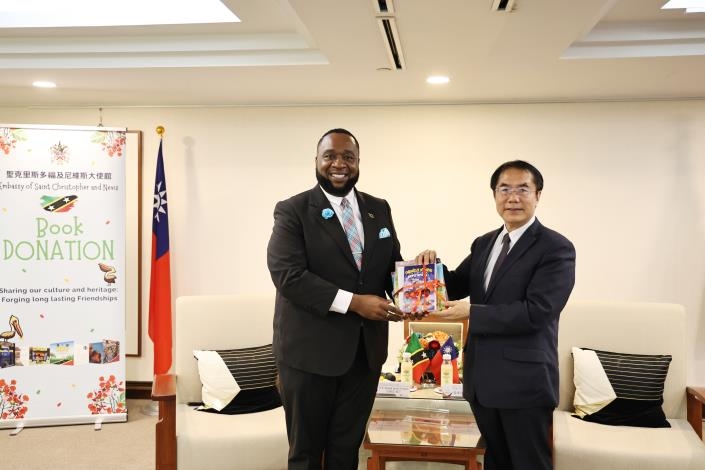 聖克里斯多福及尼維斯贈書臺南市圖　以閱讀深化姊妹市文化交流並拓展全球連結