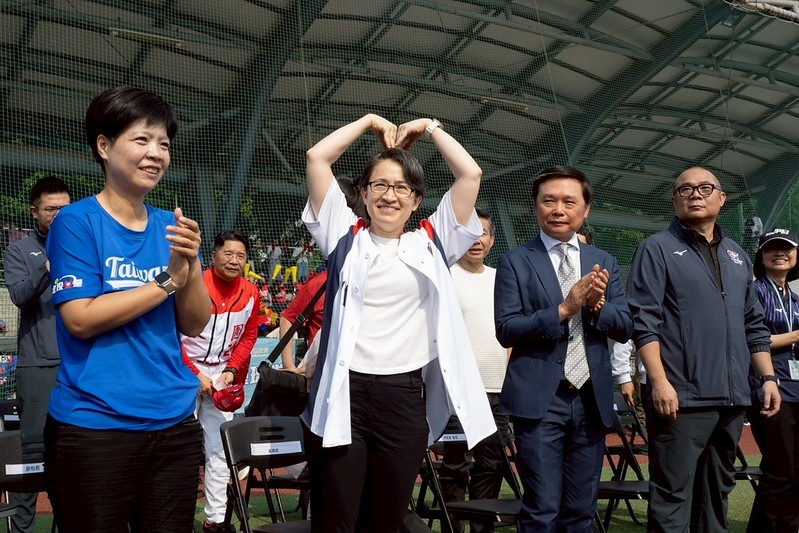 蕭美琴副總統出席企業女子壘球聯賽開幕戰　促進女性運動環境全面提升