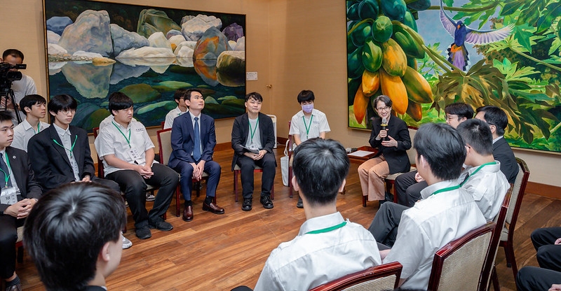 蕭美琴副總統接見成功高中師生　鼓勵積極參與公共事務深化學習體驗與AI應用思維