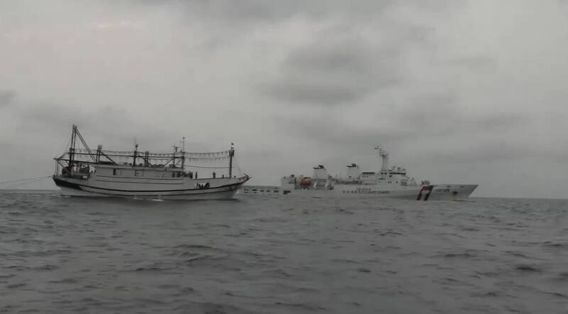 海巡署雙艦投入搜救任務　成功接駁漁工並持續擴搜失聯船長