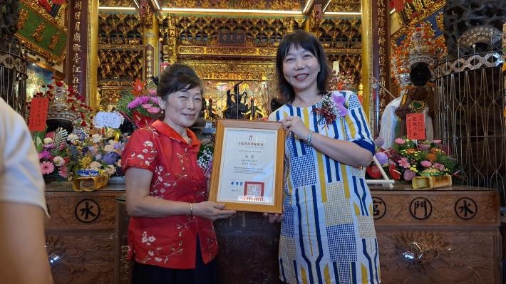 「南管」黃美美藝師獲認定文資保存者 臺南市文化局長黃雅玲親頒證書 文化局見證南管保存者誕生