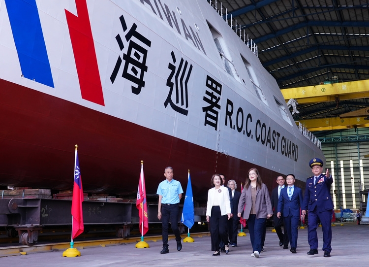 十年造艦計畫重要里程碑　海巡署安平級巡防艦最終艘「東港艦」命名下水守護海疆再添新戰力