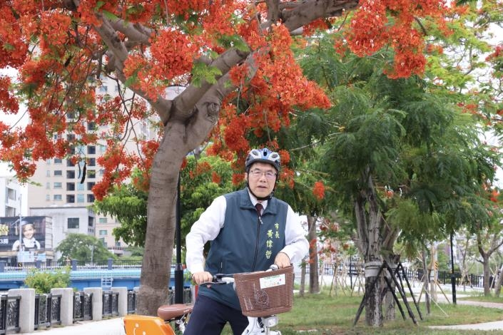 從國華街一路玩到運河　百年好河迎初夏！臺南市長黃偉哲騎單車漫遊安平運河　邀民眾體驗低碳賞鳳凰花微旅行