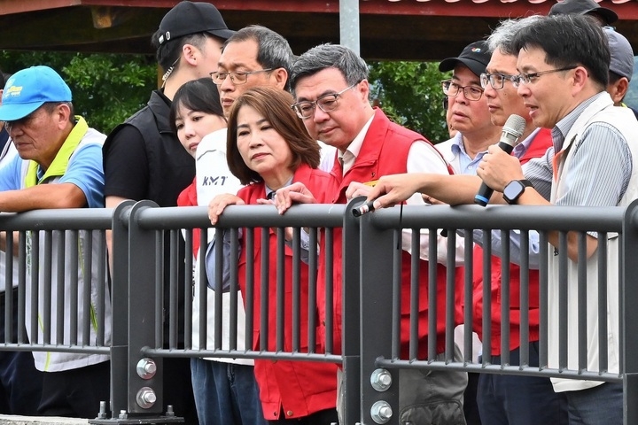 行政院長卓榮泰赴屏東勘查水情與農損 宣布放寬淹水救助認定從簡從速協助農民度過難關