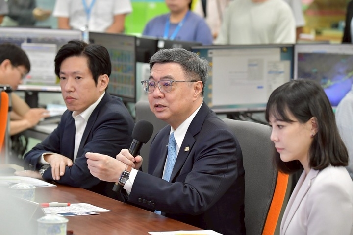 行政院長卓榮泰赴中央氣象署關切梅雨情勢　要求中央地方最高警覺最快應變全力防災