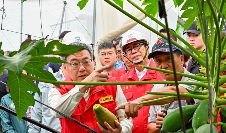 行政院長卓榮泰視察高雄木瓜農損及典寶溪治水改善情形 強調增進農民照顧、完善系統性治水 加倍提高在地安全