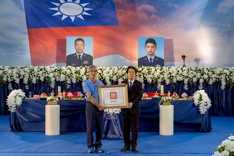 賴清德總統頒褒揚令追思殉職空軍飛官、感念過俊男、盧季佑盡職奉獻　向兩位空軍英才致最高敬意