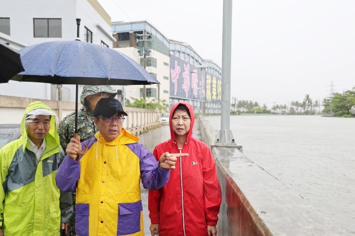 米克拉挾豪雨狂炸台南6小時！臺南市長黃偉哲冒雨視察仁德抽水站三爺溪水位　籲加速治水預算