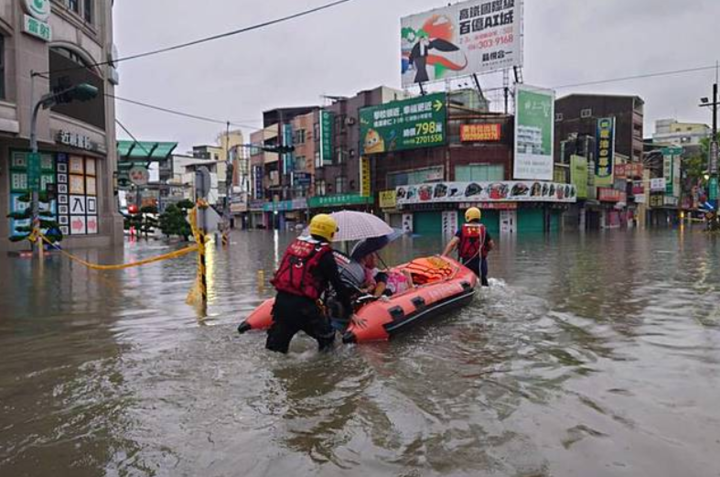 臺南豪雨災情擴大！仁德交流道淹水交通中斷　永康、東區積水及腰消防橡皮艇救援
