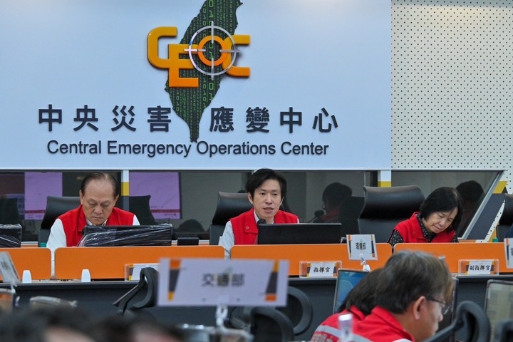 行政院秘書長張惇涵視導萬里溪堰塞湖中央災害應變中心 花蓮紅色警戒啟動 強化疏散撤離與防災調度