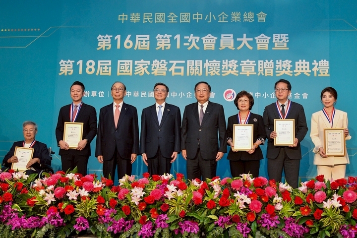 行政院長卓榮泰臺北頒發國家磐石關懷獎章　力拚8月底完成中小微企業轉型條例草案