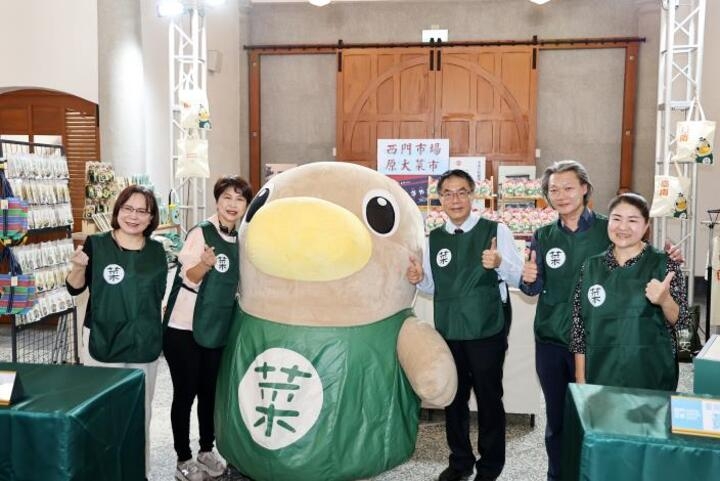 臺南西市場首波菜奇鴨授權商品開賣　黃偉哲市長開箱笑稱比市長還受歡迎掀搶購熱潮