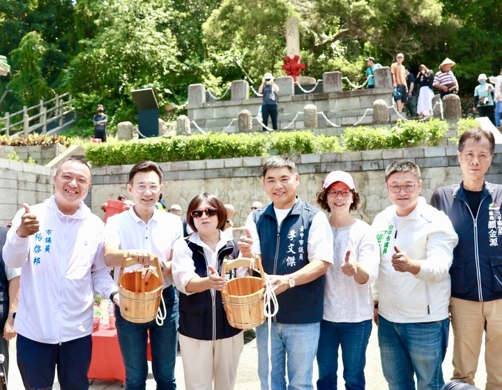 錯過等明年！鐵砧山劍井午時水吸引逾千人潮　限量500瓶「馬午吉」一小時搶領一空掀排隊潮