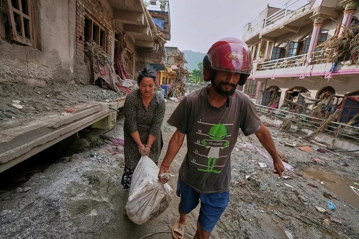 尼泊爾洪災失蹤約2400人　外國搜救遭拒後政策轉彎，印度中國等國專家獲准支援