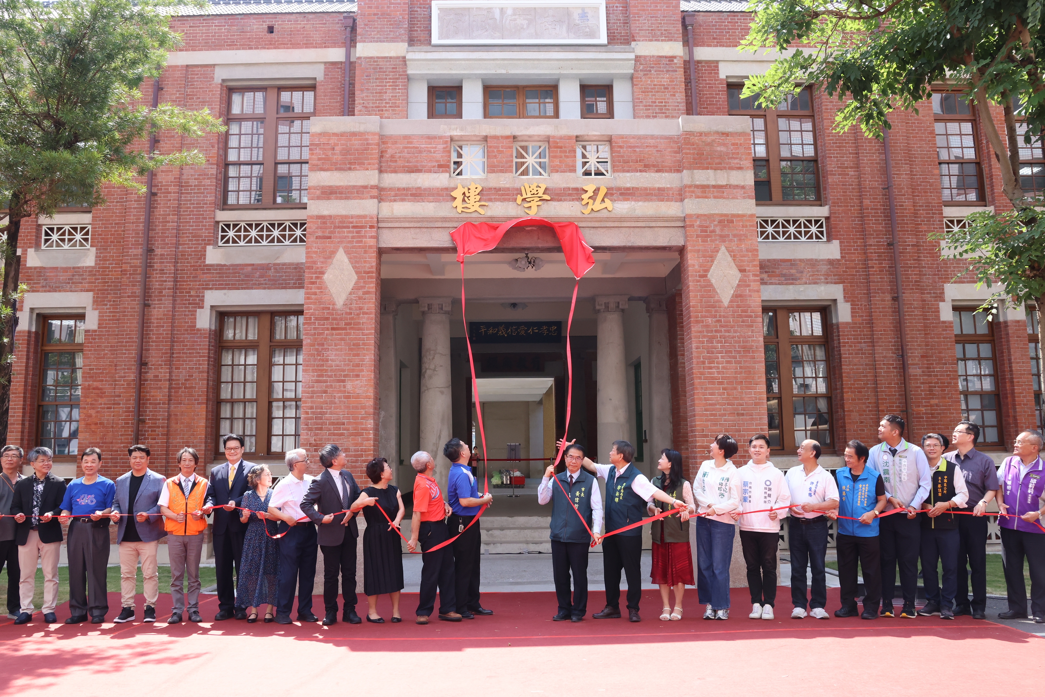 建於1919年的弘學樓歷經修復重新啟用，保留圓形拱門、磚牆與木構特色，未來將結合數理教學、校史展示與在地文化教育
